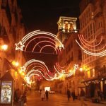 Foto: "Calle Juan de Austria al lado Catedral en Ourense en Navidad 2007" de Fotos de Galicia