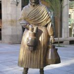 Foto: "Escultura "A Leiteira"" de Rocío Vila Abuín
