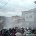 Foto: "Harina en la Plaza de la Picota en Carnaval de Laza 2008 - Entroido de Laza" de José Carlos Pérez Foto: "Harina en la Plaza de la Picota en Carnaval de Laza 2008 - Entroido de Laza" de José Carlos Pérez