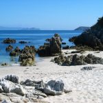 Foto: "Playa de Melide en la Isla de Ons" de Banco de Imágenes del CNICE (Ministerio de Educación y Ciencia)