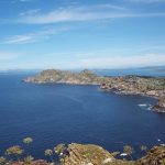 Foto: "Isla do Norte o Isla de Monteagudo desde el Faro de Cíes" de Ricardo Ares