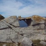 Foto: "Vista completa de Pedra da campá (Piedra de la campana) en Islas Cíes" de Ricardo Ares
