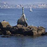 Foto: "Sirena en el puerto de Cangas con Vigo al fondo" de Begoña