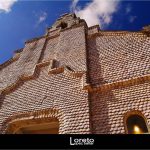 Foto: "Iglesia de Nuestra Señora del Carmen en A Toxa cubierta de conchas de vieira" de Loreto  López Baltar