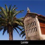 Foto: "Palmera y hórreo en Cambados" de Loreto  López Baltar