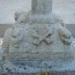 Foto: "Pé do cruceiro da igrexa de Vilanova" de Maria S.V.