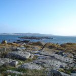Foto: "Rochas entre a Illa de Arousa e a illa da Toxa no Grove" de Maria S.V.