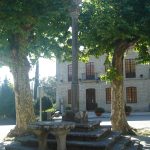 Foto: "Cruceiro diante do concello de Poio" de Maria S.V.