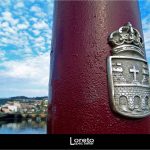 Foto: "Detalle de una farola con el escudo de Pontevedra" de Loreto  López Baltar