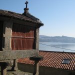 Foto: "Vista del mar desde un hórreo de Combarro en Pontevedra" de Ventura Varela